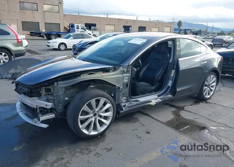 2018 Tesla Model 3 Long Range/Mid Range z USA, uszkodzony, nr VIN 5YJ3E1EA2JF023742